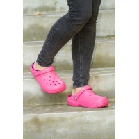 Zimní nazouváky Crocs Classic Lined Pattern Clog Candy Pink / Berry - na noze (lifestyle) [1]