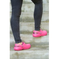 Zimní nazouváky Crocs Classic Lined Pattern Clog Candy Pink / Berry - na noze (lifestyle) [2]