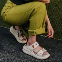 Crocs Classic Crush Shimmer Sandal - Pink Clay (7)