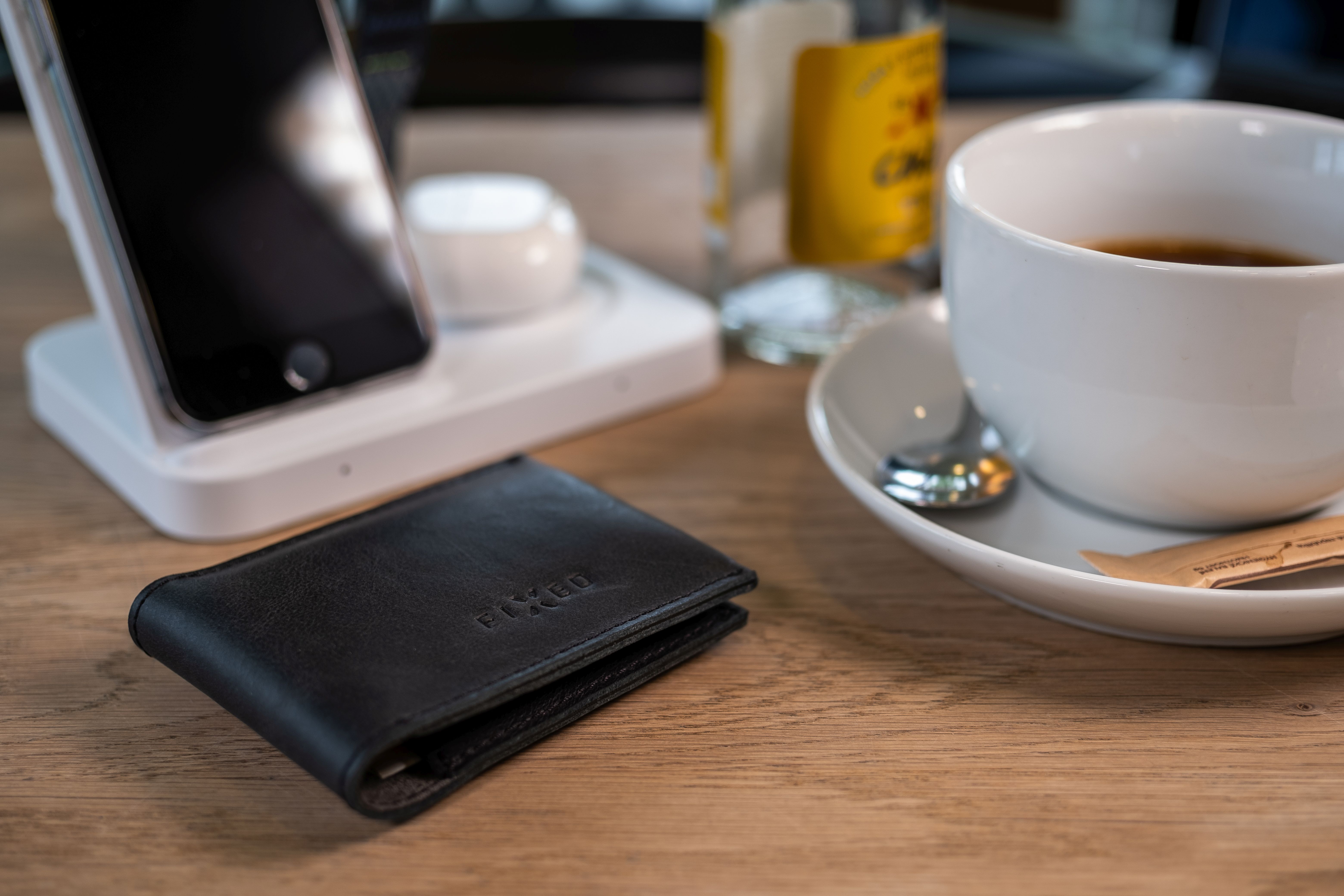 Kožená peněženka FIXED Smile Wallet se smart trackerem FIXED Smile PRO, hnědá /1/