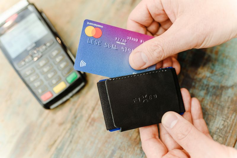Černá minimalistická peněženka z pravé kůže Fixed Tiny Wallet s lokátorem