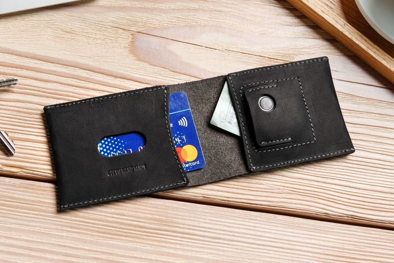 Černá kožená peněženka tak akorát do kapsy Fixed (Smile) Wallet