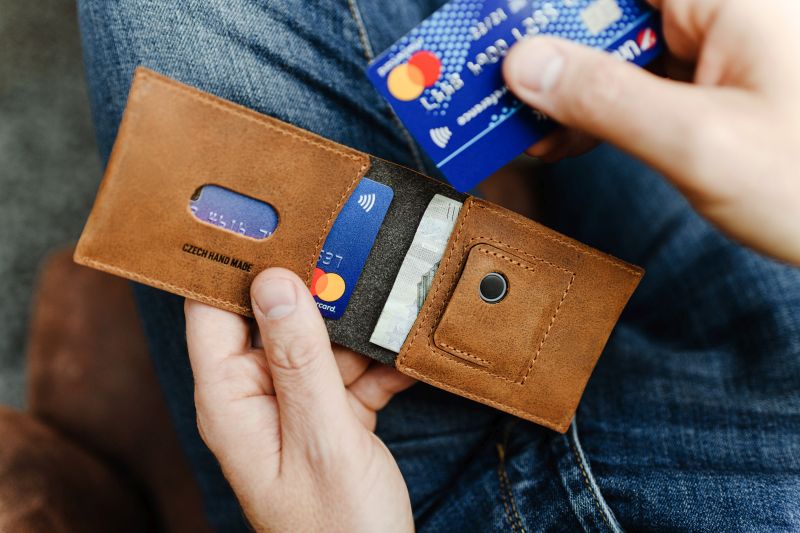 Hnědá kožená peněženka tak akorát do kapsy Fixed (Smile) Wallet