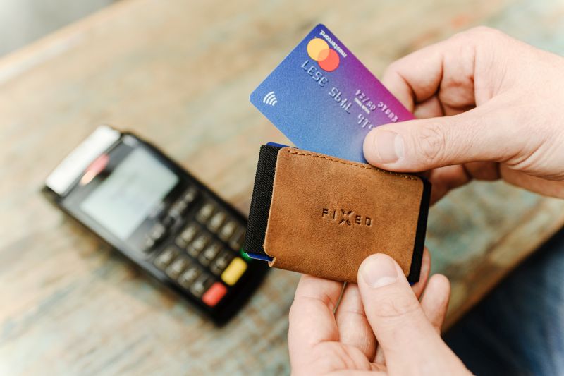 Hnědá minimalistická peněženka z pravé kůže Fixed Tiny Wallet s lokátorem