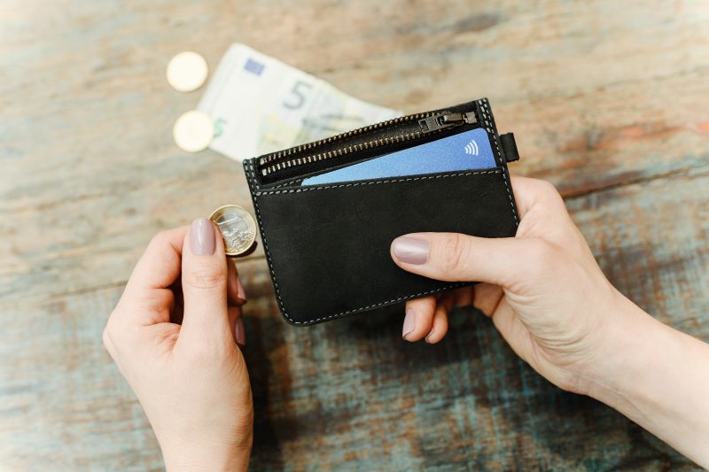 Černá minimalistická peněženka z pravé kůže Fixed Coins s lokátorem