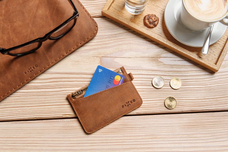 Hnědá minimalistická peněženka z pravé kůže Fixed Coins s lokátorem