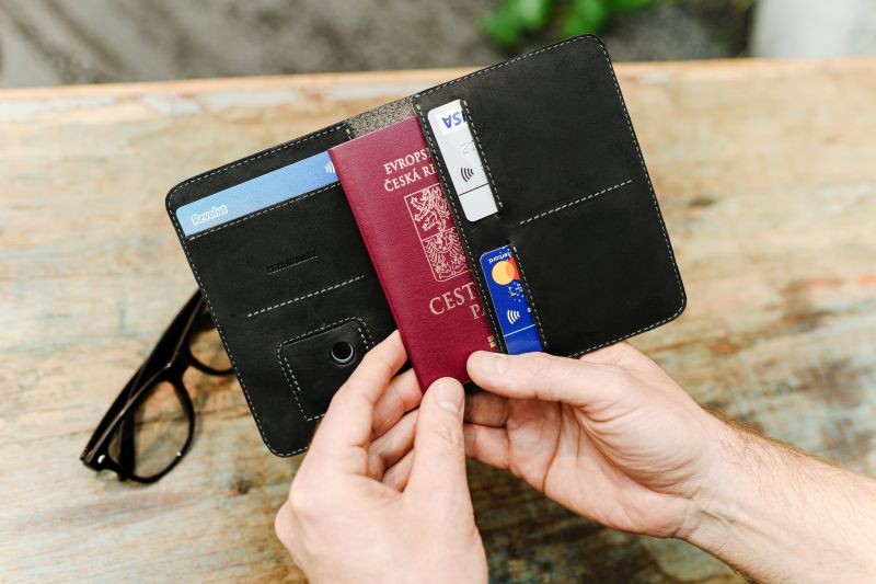 Luxusní kožená peněženka (pouzdro) na pas FIXED Smile Passport v černé barvě