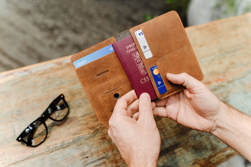 Luxusní kožená peněženka (pouzdro) na pas FIXED Smile Passport v hnědé barvě