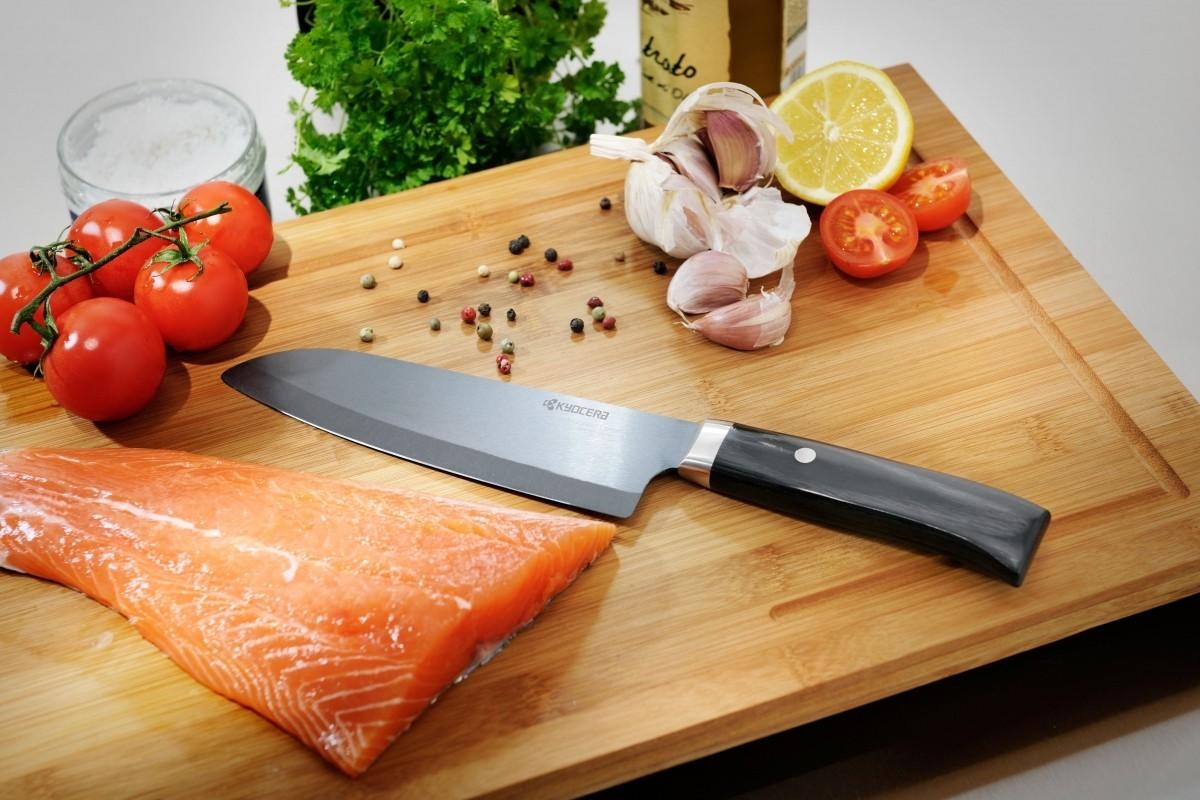 Keramický nůž Kyocera Japan pro práci v kuchyni