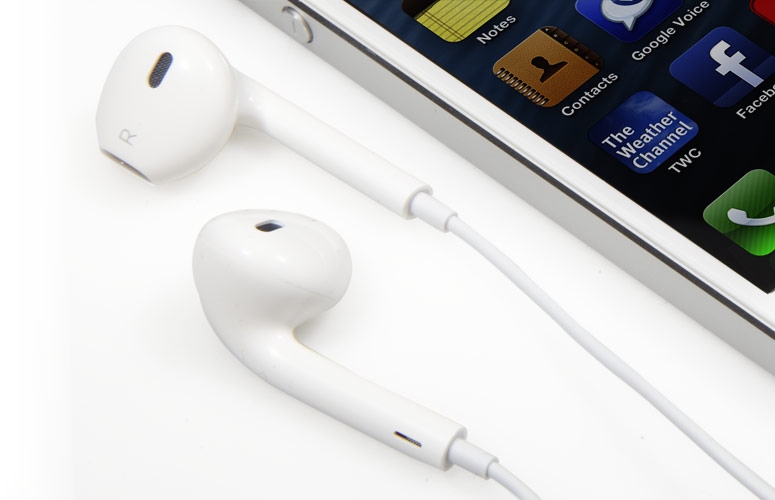 Sluchátka do uší Apple EarPods s důrazným zvukem