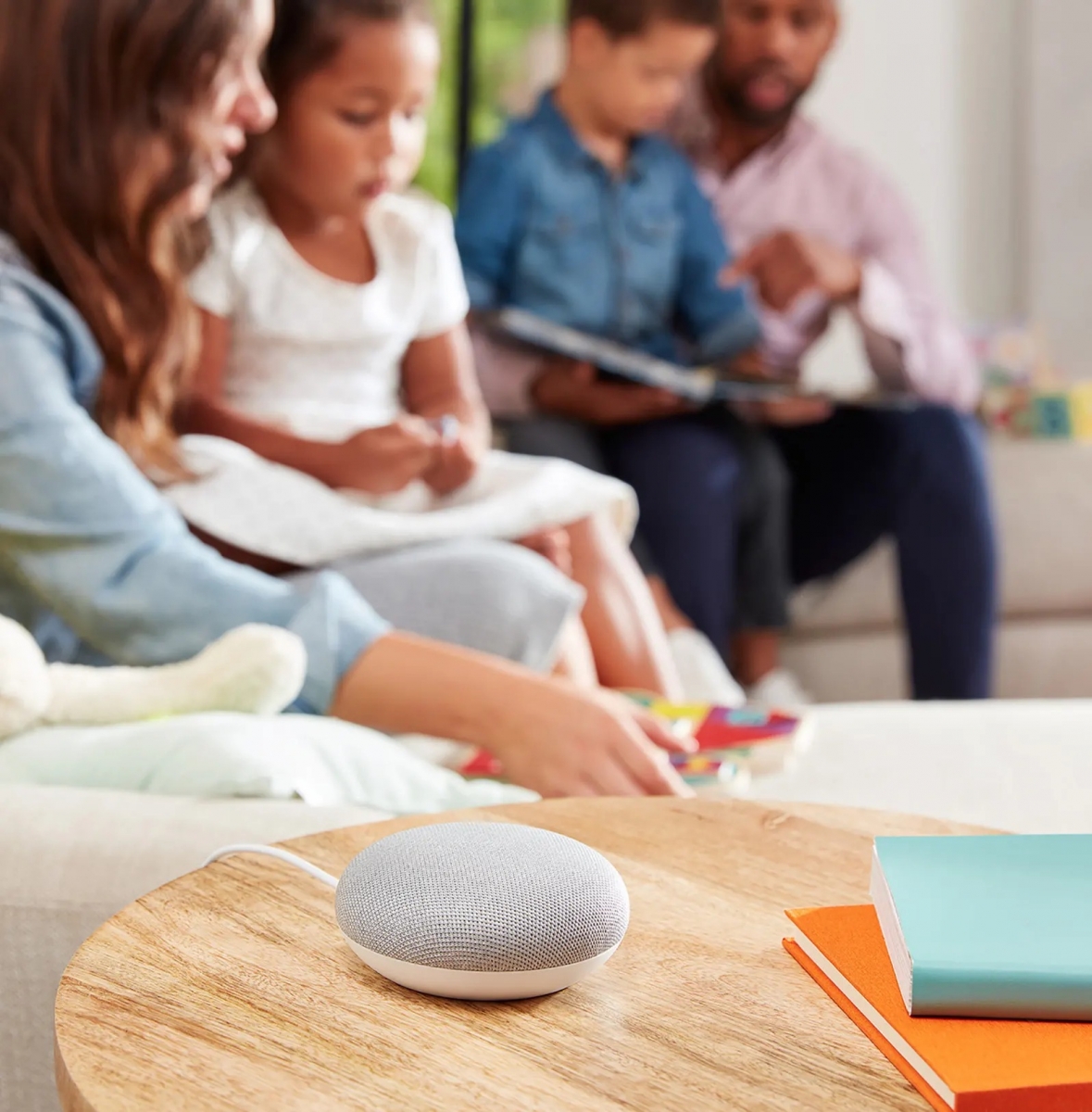 Chytrý hlasový asistent Google Home Mini pro zábavu celé rodiny