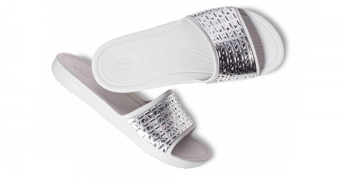 Vydejte se v pohodlí na každou cestu s pantofli obuví Crocs Sloane Graphic Etch Met Flip Women