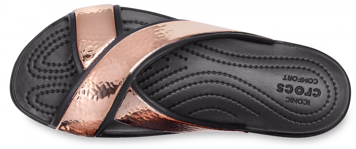 Zažijte každodenní eleganci s obuví Crocs Sloane Hammered Xstrp Slide