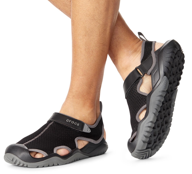 Pánské sandály Crocs Swiftwater Mesh Deck Sandal s jednoduchým nastavením utažení a vylepšenou podrážkou