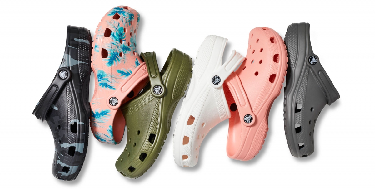 Ikonický model pantoflí (nazouváků) v originálním grafickém provedení Crocs Classic Seasonal Graphic Clog Camouflage