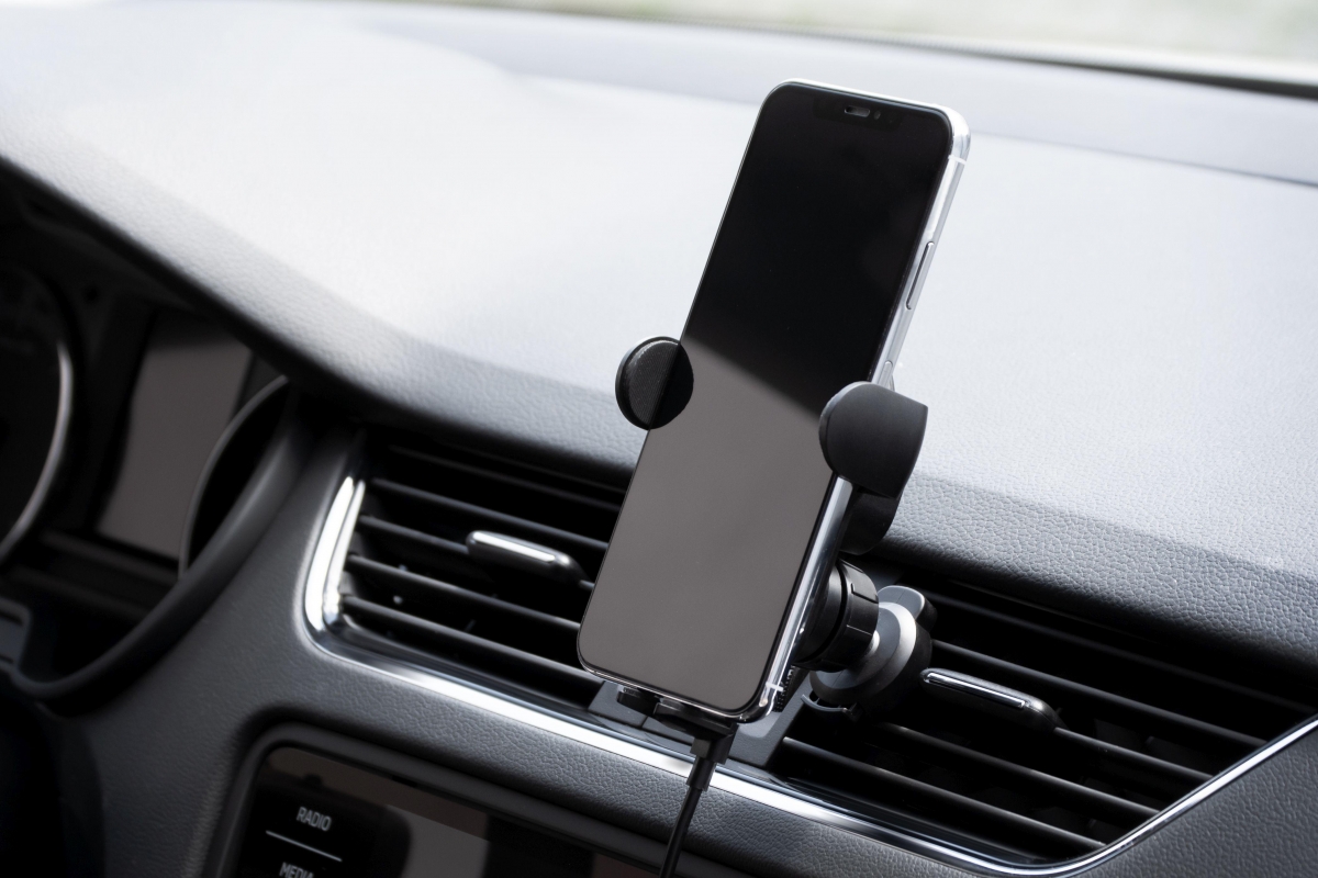 Bezdrátová nabíječka a držák do auta FIXED Matic pro snadné napájení telefonu během jízdy