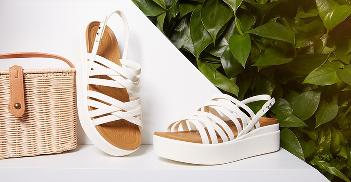 Elegantní kolekce obuvi na platformě pro ženy Crocs Brooklyn Strappy Low Wedge